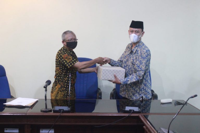 Penyerahan Cindera Mata oleh Wakil Dekan II kepada Pembimbing Siswa Prakerin SMK PGRI 6 Malang.