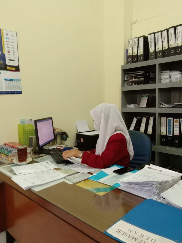 Foto Peserta Magang saat Melaksanakan Tugas Lapangan bagian Tata Usaha di FT Unmer Malang