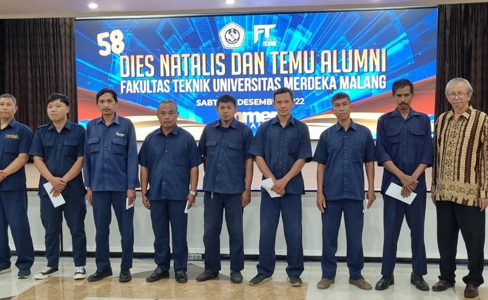 Pemberian penghargaan kepada Tim Cleaning Service FT Unmer Malang